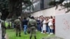 Жанчыны ў аблозе мужчын у балаклавах, Менск, 8 верасьня 2020. 