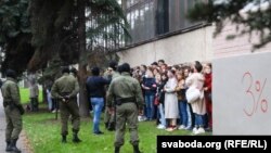 Жанчыны ў аблозе мужчын у балаклавах, Менск, 8 верасьня 2020. 