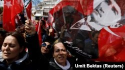 Оппозициячыл Элдик республикалык партиянын жактоочулары. 30-март, 2019-жыл. 