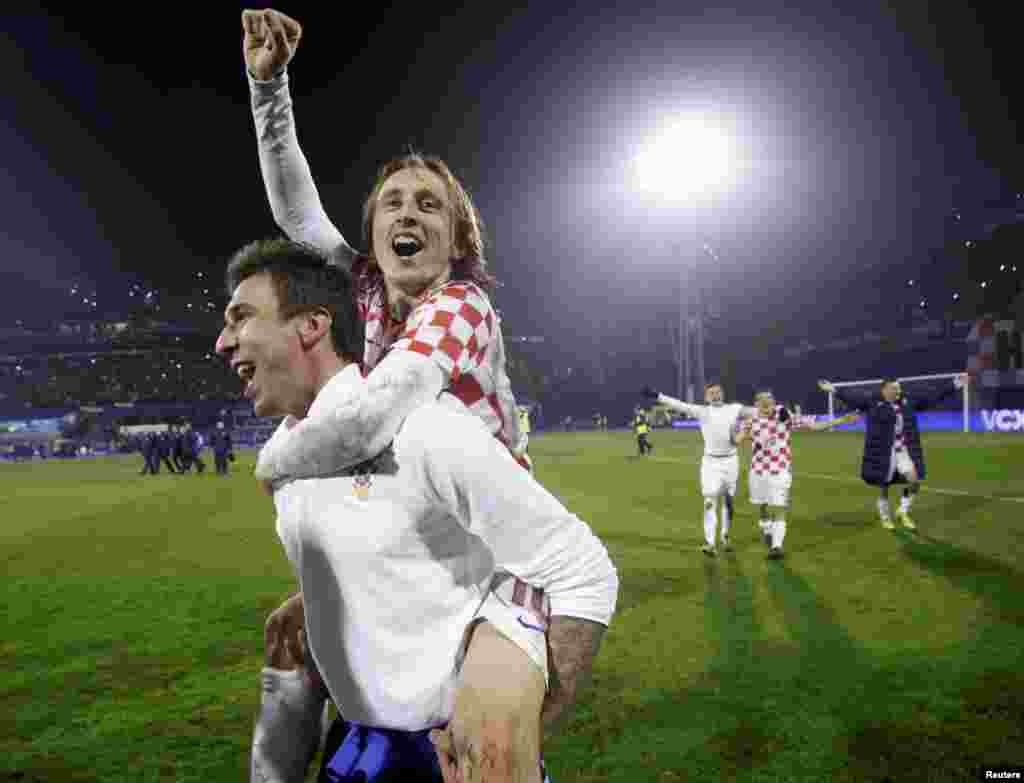 Luka Modrić i Mario Mandžukić, Zagreb, 19. novembar 2013. 