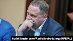 Ексголова Офісу президента в коментарі журналістам заявив, що заперечує всі обвинувачення (на фото Андрій Єрмак у залі суду 12 травня)