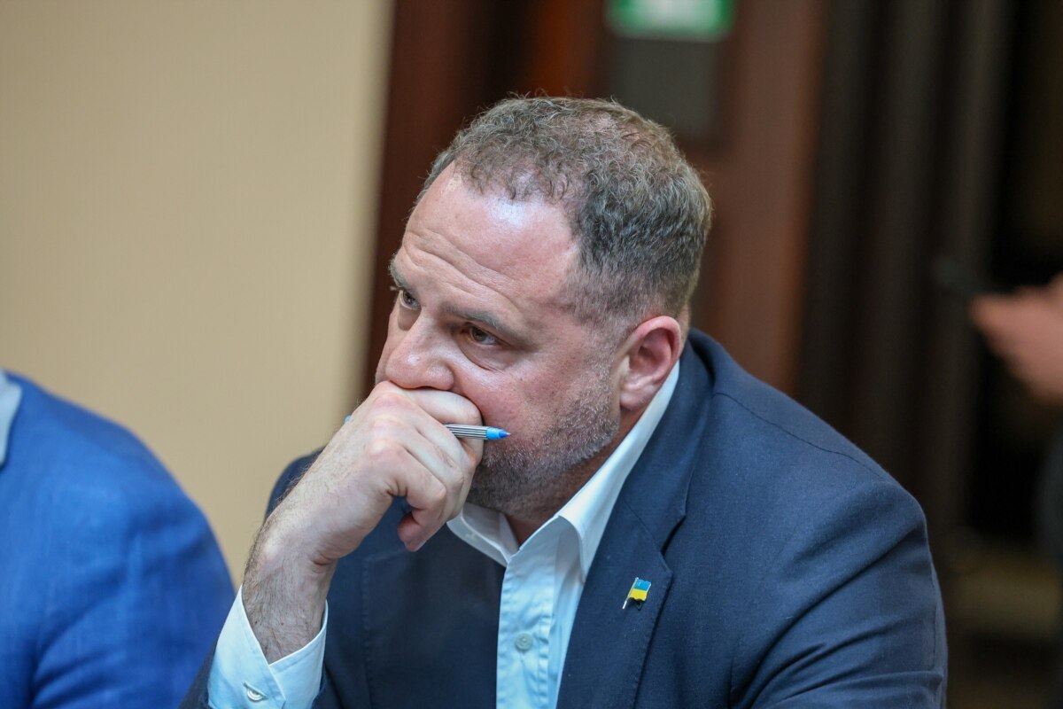 «Схеми» зʼясували, хто вніс решту застави, щоб Єрмак вийшов з СІЗО. Зібрали більше потрібного