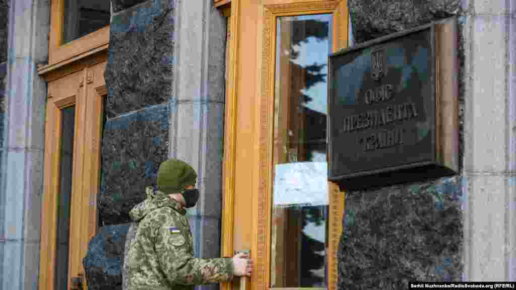 Ukraine -- Presidential office washed and repaired after Sternenko support action, Kyiv, 30Mar2021