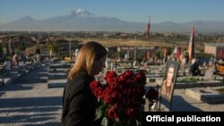 Armenia - U.S. Ambassador Lynne Tracy visits the Yerablur Military Pantheon in Yerevan to pay her respects to Armenian soldiers killed in the 2020 war in Nagorno-Karabakh, September 27, 2021.