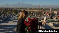 Armenia - U.S. Ambassador Lynne Tracy
lays flowers on the graves of Armenian soldiers killed during the 2020 war in Nagorno Karabakh and buried at the Yerablur Military Pantheon, Yerevan, September 27, 2021. 