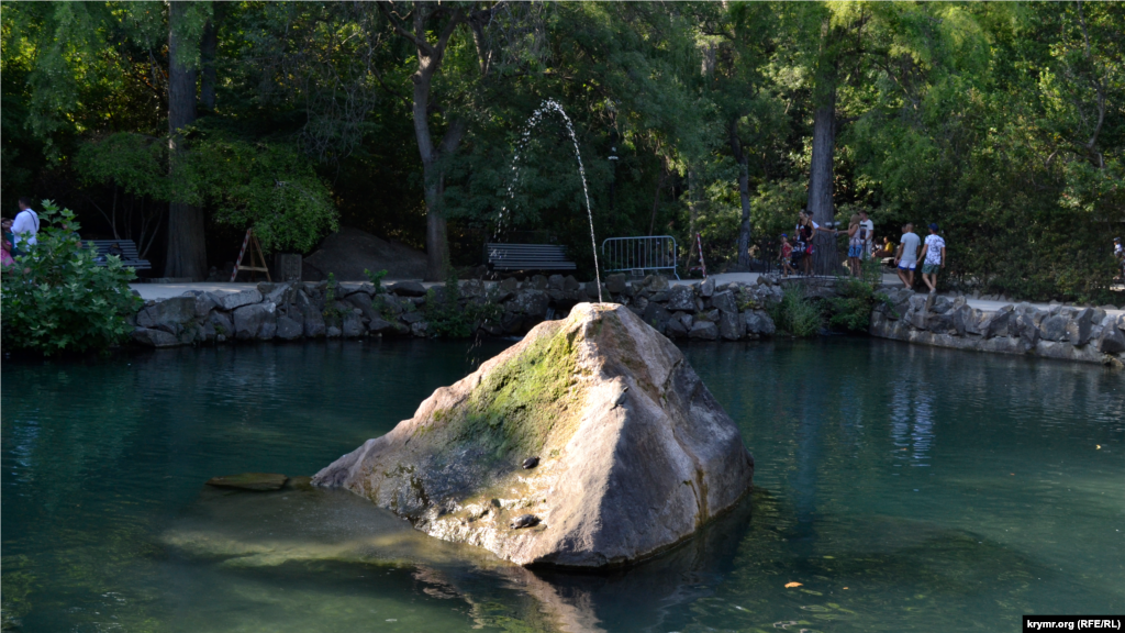 Одним из самых популярных у туристов мест в парке, является комплекс из трех искусственных озер, в которые впадают родники. В центре самого большого водоема &ndash; Лебединого &ndash; стоит фонтан Пирамида