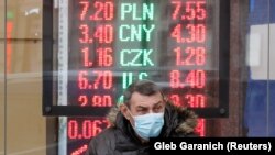 21 листопада в Україні набув чинності закон, який запроваджує штрафи за перебування в громадських будівлях і громадському транспорті без захисних масок, що прикривають ніс і рот