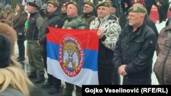 Učesnici sa zastavom Saveza ratnih veterana Srbije, Banjaluka, 9. 1. 2026.