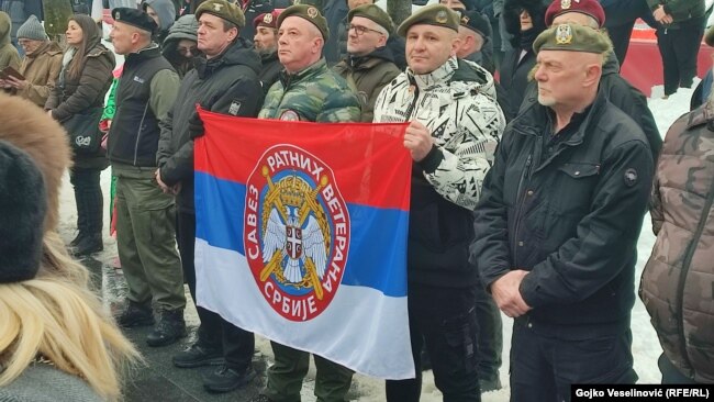 Učesnici sa zastavom Saveza ratnih veterana Srbije, Banjaluka, 9. 1. 2026.