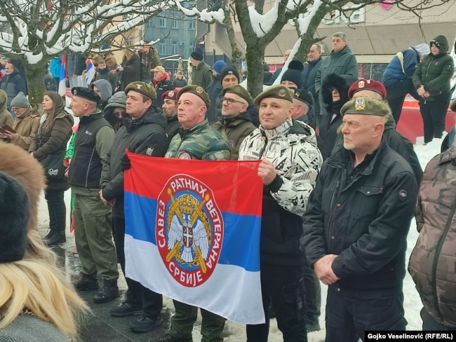 Pjesëmarrës me flamurin e Shoqatës së Veteranëve të Luftës Serbe, Banjallukë, Bosnje, 9 janar 2026.