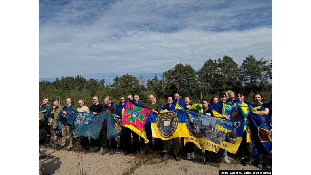 13 вересня 2024 року з російського полону Україна повернулися 49 українців, серед яких – Юліан Пилипей (на фото крайній зліва). Фото: Zelenskiy/Telegram