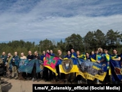 13 вересня 2024 року з російського полону Україна повернулися 49 українців, серед яких – Юліан Пилипей (на фото крайній зліва). Фото: Zelenskiy/Telegram