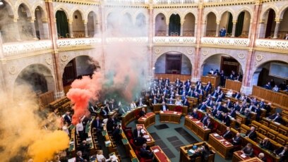 Парламентът на Унгария забрани във вторник ежегодния ЛГБТ Прайд с