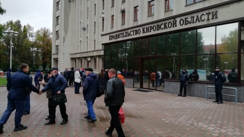 В Кирове коммунисты вышли на протестную прогулку. Они выразили несогласие с массовыми фальсификациями на выборах