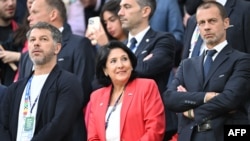 Глава Федерации футбола Грузии Леван Кобиашвили (слева), президент Грузии Саломе Зурабишвили и президент УЕФА Александер Чеферин на матче Грузии с Испанией