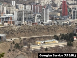 მაღალი ენერგიების ბირთვული ფიზიკის ინსტიტუტის შენობა. სტუდენტების პროტესტის ფონზე, განიხილებოდა სტუდენტური საცხოვრებლის გასაკეთებლად ერთ-ერთ პოტენციურ ადგილად. შემდეგ ამ მიზნით თსუ-ს ლისის ტბასთან გადაეცა მიწა და შენობები.