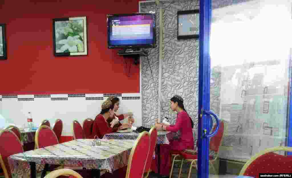 Türkmenabatda öýlän naharyna gutap iýmek üçin garbanyşhanalara gelen gyzlar