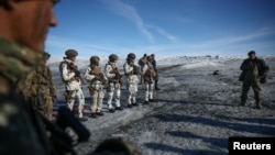 Военнослужащие датских и французских вооружённых сил во время военных учений в Кангерлуссуаке, Гренландия, 17 сентября 2025 года