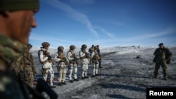 Дацкія і францускія вайскоўцы падчас вучэньняў у Грэнляндыі ў верасьні 2025 году