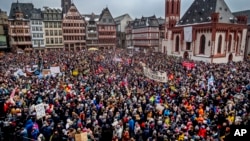 Люди збираються під час протесту проти партії AfD і правого екстремізму у Франкфурті-на-Майні, Німеччина,20 січня 2024 року