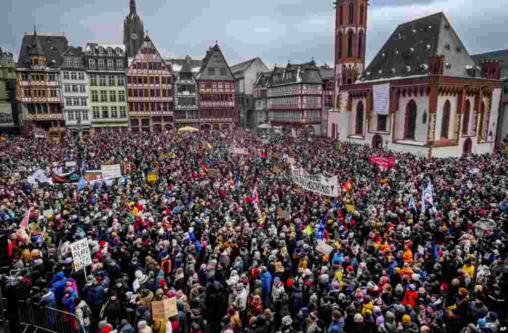 Sute de mii de oameni au protestat weekendul trecut în Germania împotriva partidului de extremă dreaptă Alternativa pentru Germania (AfD). Imagine de la Frankfurt, 20 ianuarie 2024. &nbsp;