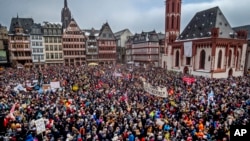 Sute de mii de germani protestează împotriva extremei drepte