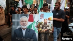 Demonstranți cu portretele lui Haniyeh la un marș al refugiaților palestinieni din Beirut, Liban, la 31 iulie. 