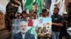 Palestinci u izbegličkom kampu u Bejrutu 31. jula 2024 protestuju zbog ubistva vođe Hamasa Ismaila Hanijea.
