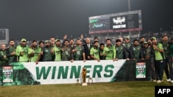 د پاکستان لوبغاړي د لوبلړۍ تر ګټلو وروسته له جام سره ولاړ دي - د نومبر اتمې انځور.