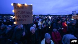 „Mai bine solidari decât arieni” - una din pancartele antifasciste ale marii demonstrații de la München, din 11 februarie, împotriva extremismului de dreapta. 