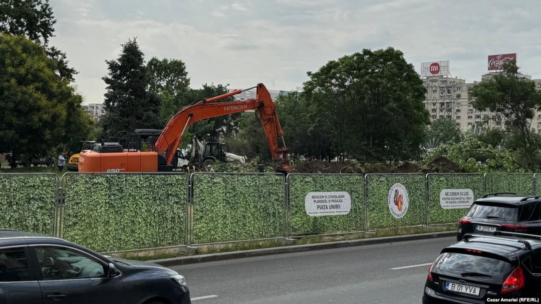 Mai multe utilaje grele lucrează de două zile lucrările în zona Planșeului Unirii din centrul Bucureștiului. Imagine din 11 iunie 2025.