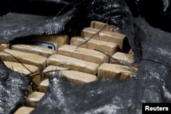 Пакеты с кокаином, изъятые в ходе операции "Полное истребление". Фотография Министерства внутренних дел Эквадора. Март 2026 года