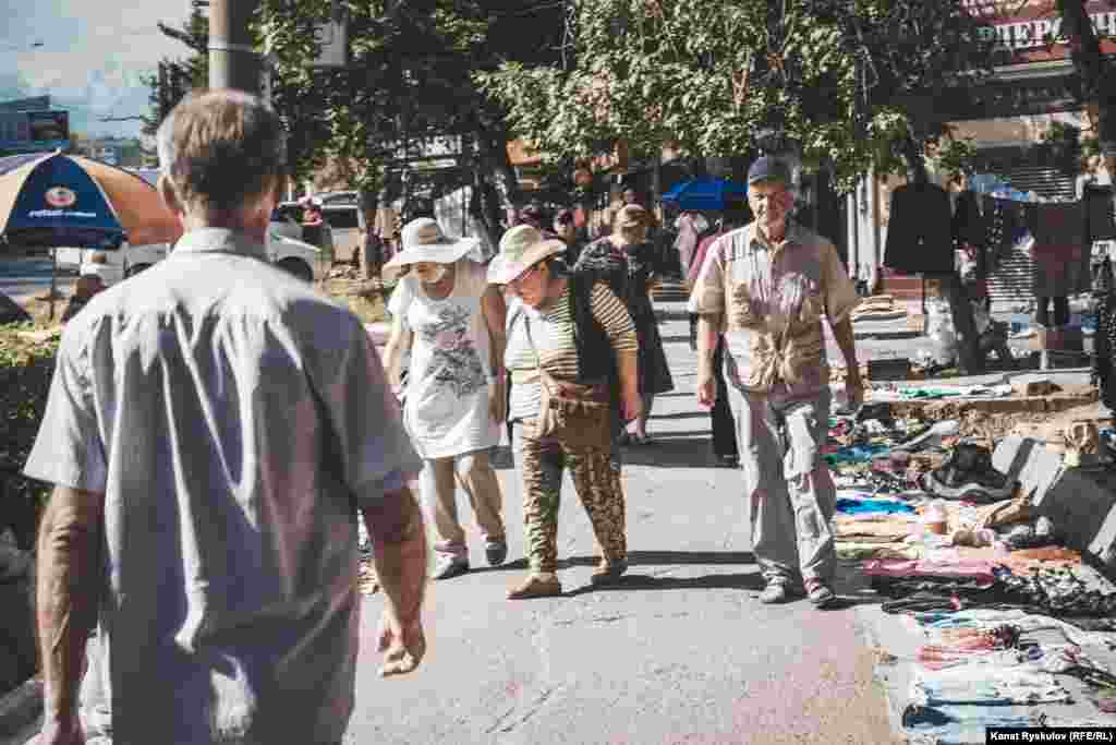 Вирус кол алышканда, автобустун кармоочун кармаганда же бир буюмду чогуу колдонгондо да кишиден кишиге жугат.&nbsp;