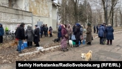 Жителі Покровська в очікуванні гуманітарної допомоги