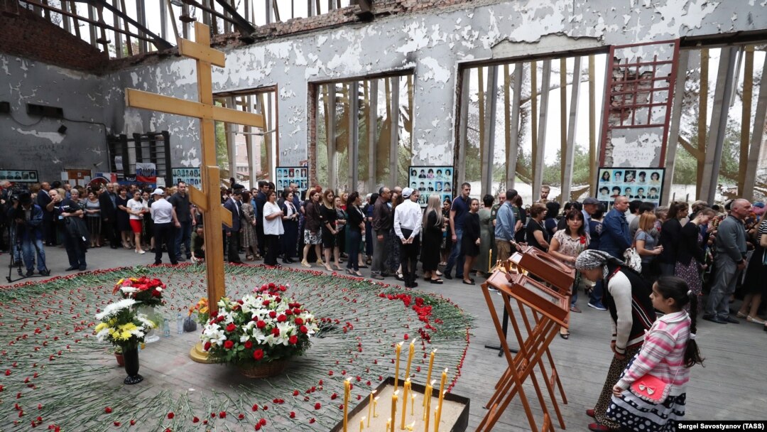 Почтить память жертв теракта каждый год во двор бесланской школы №1 приходят тысячи человек с алыми гвоздиками