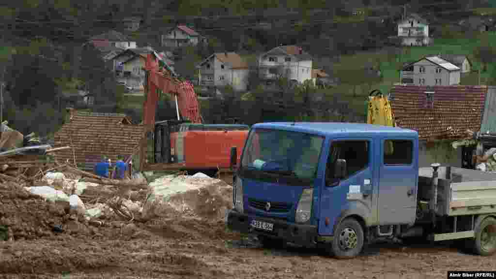 Bujica je u naselje donijela kamenje teško nekoliko stotina kilograma i srušila desetke kuća, u Donjoj Jablanici, BiH, 8. 10. 2024.