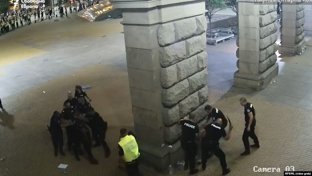 Кадри от охранителни камери показаха насилие над протестиращи на 10 юли 2020 г.