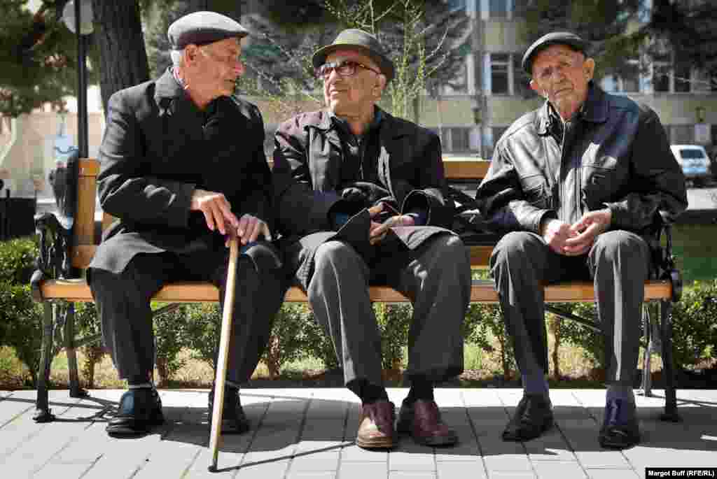 Пожилые люди сидят на скамейке в парке Степанакерта, столицы Нагорного Карабаха.