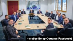 Архивска фотографија од челниците на ДУИ на „спорната“ роденденска забава што Артан Груби ја организираше за Али Ахмети во новите простории на Министерство за политички систем