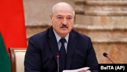 Autoritățile de la Minsk sunt acuzate de legături directe cu un grup de hackeri care a dus o campanie de dezinformare împotriva țărilor NATO din Europa de Est. Aici, președintele Lukașenko ținând un discurs în septembrie 2021. 