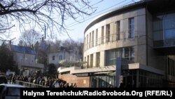 Черги перед Генконсульством Польщі у Львові