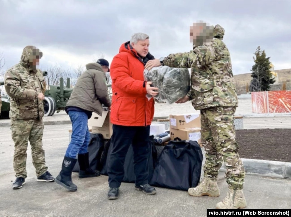 Керівники передають РВІТ безпілотники, рації та бронежилети російським військовим на окупованій Донеччині, листопад 2023 рік