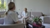 În sistemul public din R. Moldova activează aproximativ o mie de psihologi. În imagine: Natalia Coșciug, psiholog-clinician la Institutul Oncologic, consultă una dintre paciente