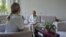 În sistemul public din R. Moldova activează aproximativ o mie de psihologi. În imagine: Natalia Coșciug, psiholog-clinician la Institutul Oncologic, consultă una dintre paciente