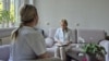 Natalia Coșciug, psiholog-clinician la Institutul Oncologic, consultă una dintre paciente