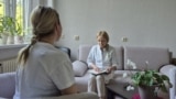 Natalia Coșciug, psiholog-clinician la Institutul Oncologic, consultă una dintre paciente