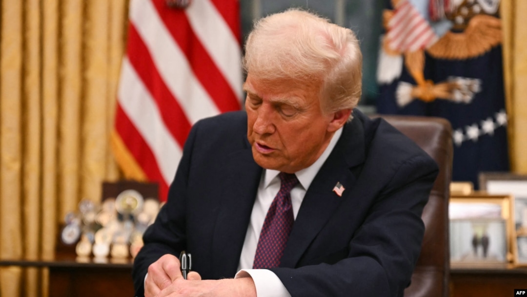 Претседателот Доналд Трамп во Овалната соба, 20 јануари 2025