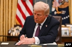 Donald Trump semnează în Biroul Oval ordinul executiv privind dreptul la cetățenie la naștere, la 20 ianuarie 2025.