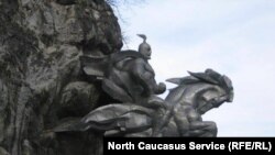Монумент Уастырджи в скале в горах Северной Осетии (архивное фото) 
