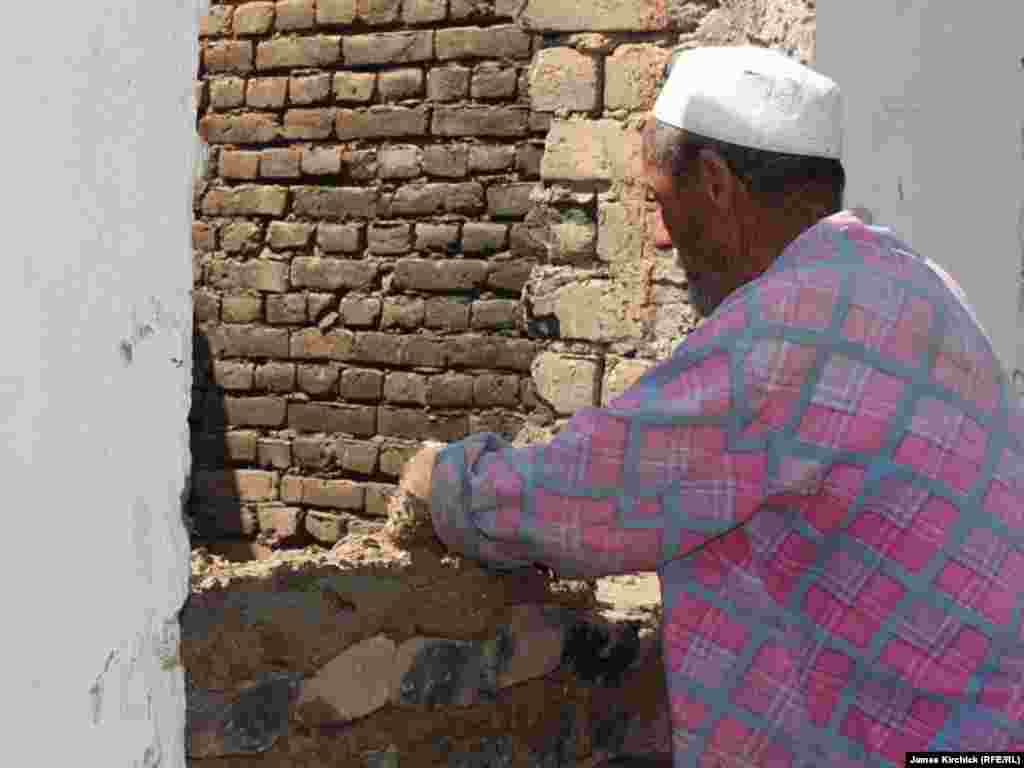 Ўзбеклар ҳукуматдан ëрдам ҳам кутмай¸ ўз вайронасини тузатишга киришди.